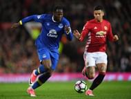 MANCHESTER, ENGLAND - APRIL 04: Romelu Lukaku of Everton (L) attempts to take the ball past Marcos Rojo of Manchester United (R) during the Premier League match between Manchester United and Everton at Old Trafford on April 4, 2017 in Manchester, England.  (Photo by Shaun Botterill/Getty Images)